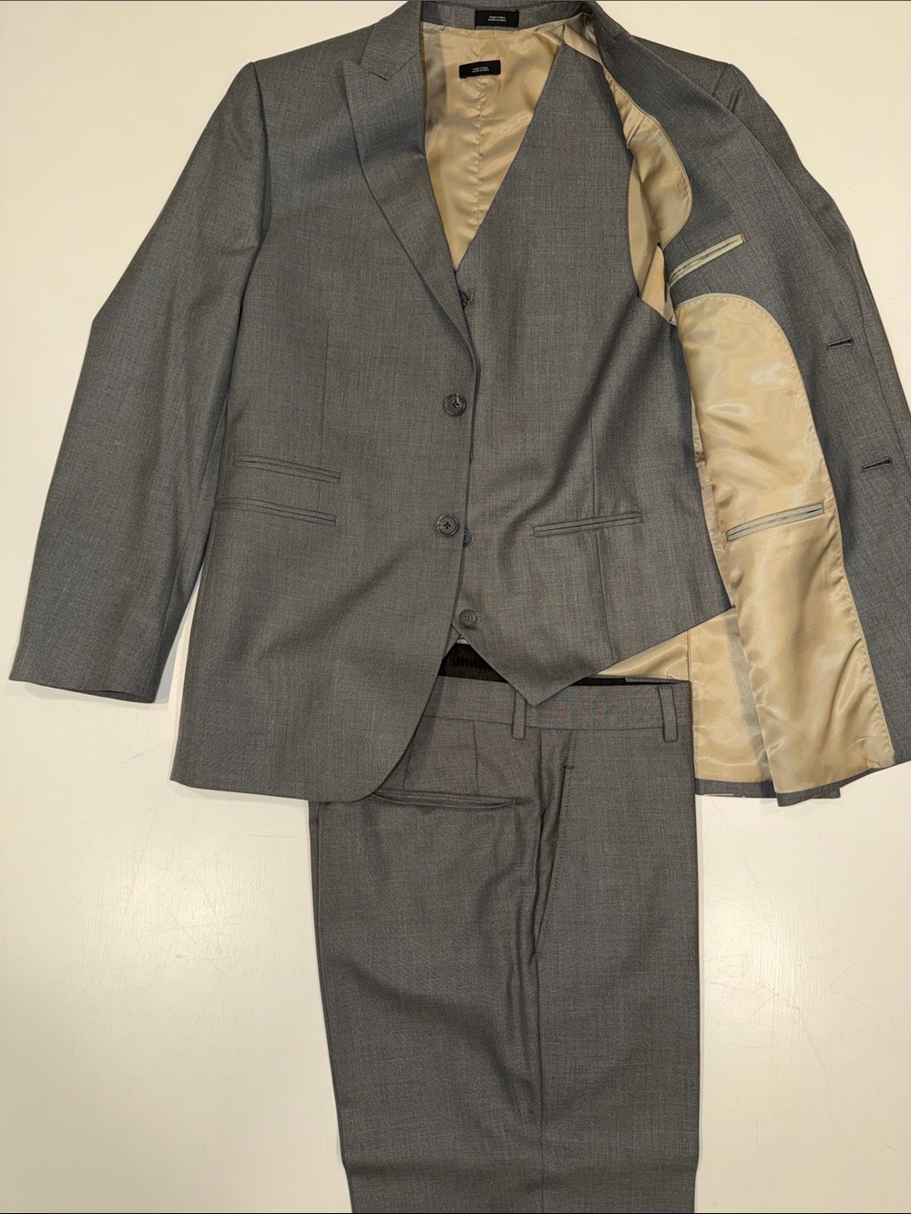 jf j.ferrar Gray Three-Piece Suit with Beige Satin Lining